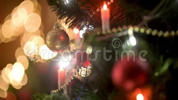节日圣诞树上装饰着球和花环视频的预览图
