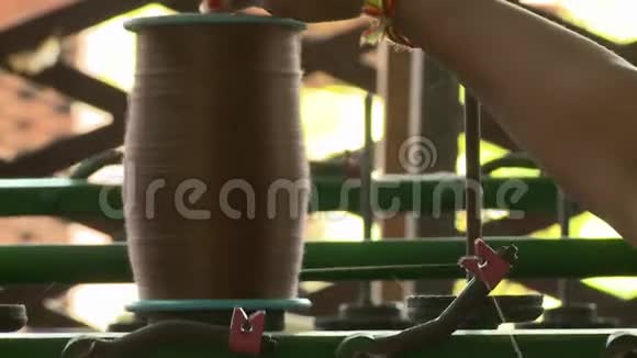 丝绸厂的棕色线纺线轴视频的预览图