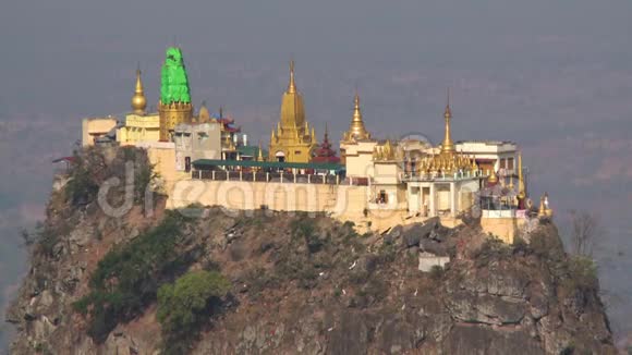 一座美丽的亚洲城堡建在山上视频的预览图
