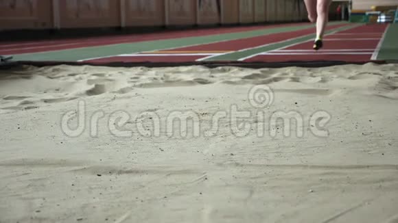 女子运动员跳远比赛沙箱视频的预览图