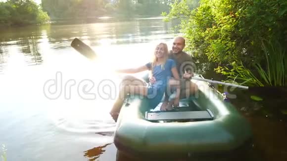 在湖里的一艘船上相爱的夫妻美丽浪漫概念视频的预览图