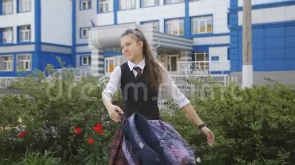 快乐的女学生手里拿着背包跳舞玩得很开心享受假期的开始视频的预览图