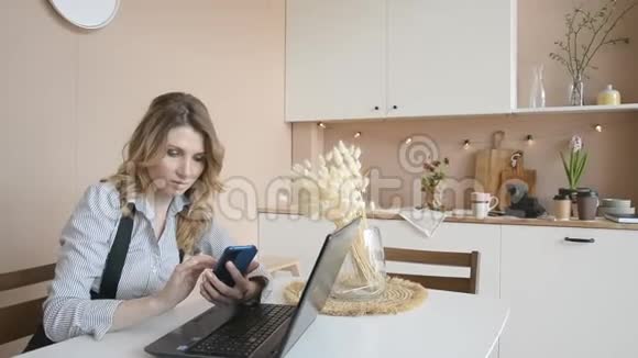 漂亮的金发女郎在家里通过手机在网上买东西视频的预览图