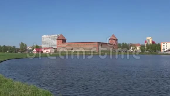 五月天盖迪米纳王子中世纪城堡的景色白俄罗斯利达视频的预览图
