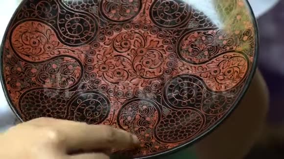 一个人触摸艺术设计的盘子视频的预览图