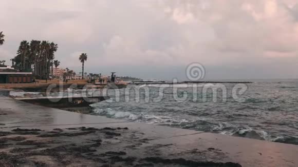 废弃的海岸大海巨浪撞击长廊城市长廊恶劣的暴风雨天气暴风雨中的海上长廊地中海视频的预览图