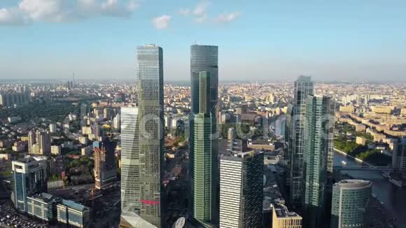 特大城市的玻璃摩天大楼视频的预览图