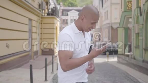英俊成功自信秃顶的中东男人在街上打手机的画像视频的预览图