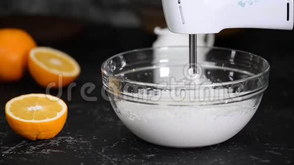 用搅拌器将奶油搅拌成甜点快关门视频的预览图