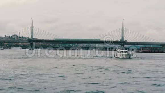 土耳其伊斯坦布尔2019年6月11日2019年6月11日旅游船在马尔马拉海的一座桥下航行从这里看视频的预览图