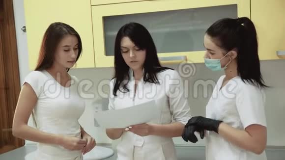 女病人在柜子里咨询牙医4K视频的预览图