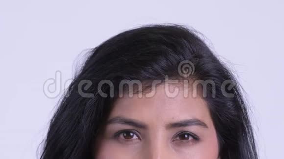 一双年轻的波斯女人的眼睛在思考和仰望视频的预览图