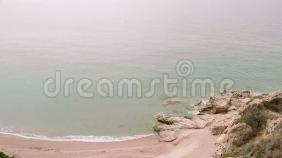从克里菲山顶看沙滩和平静的大海视频的预览图
