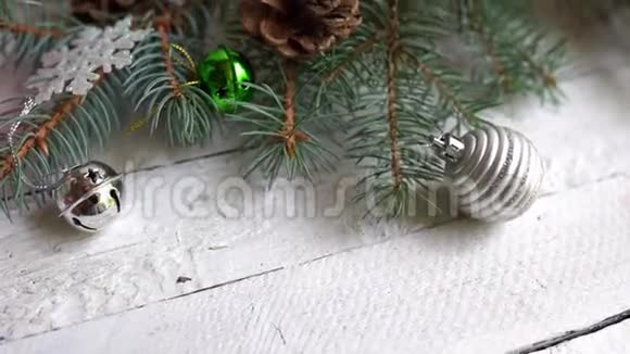 白色背景的圣诞装饰松果和玩具新年假期视频的预览图