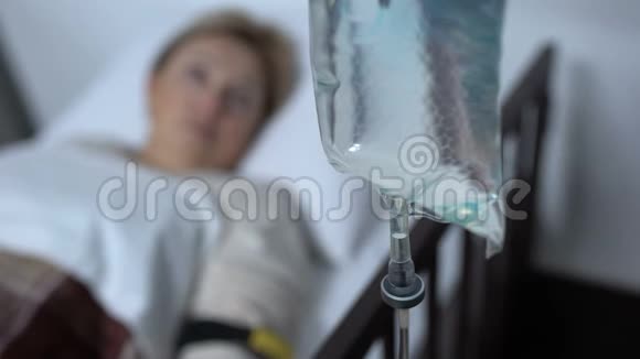 垂管站在担心的病人旁边手术后醒来吃药视频的预览图