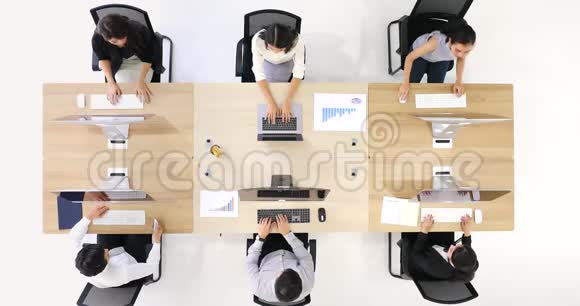 由6名商人组成的集团用电脑做工作视频的预览图