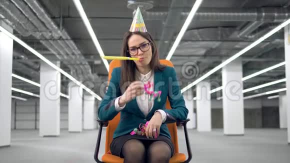 一个悲伤的女人扔彩色纸屑坐在椅子上视频的预览图