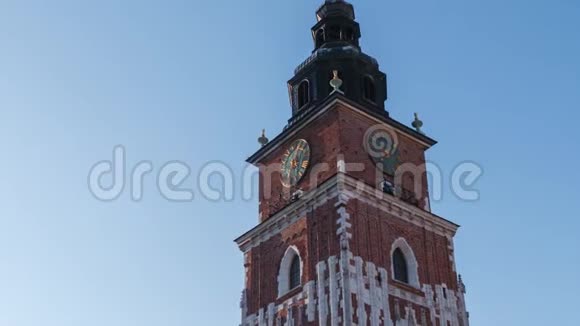 超脱延时暑天在波兰克拉科夫的市政厅塔楼与时钟2019维AAa拉塔索瓦克拉科夫视频的预览图