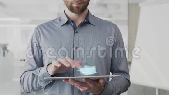 健身私人教练活动激励云等词也是留胡子的人在平板电脑上制作的全息图视频的预览图