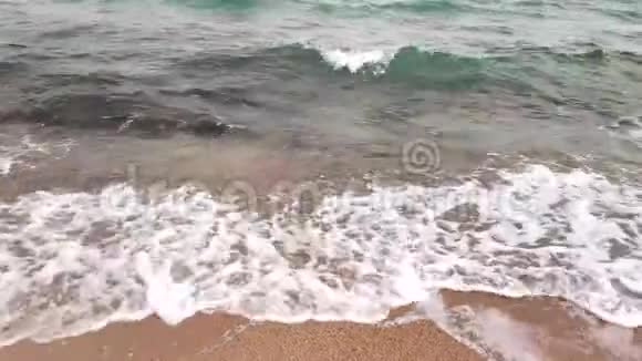 希腊埃帕诺米地区夏季的小浪滩视频的预览图