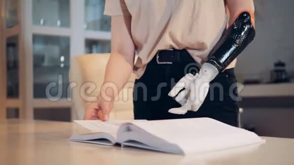 一个女人用机械手翻书页合上视频的预览图