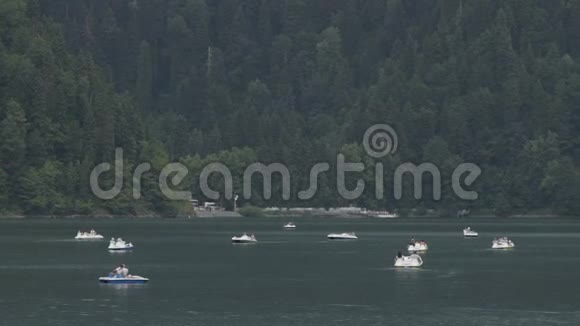 阿布哈兹山高山湖上漂浮的卡塔马人视频的预览图