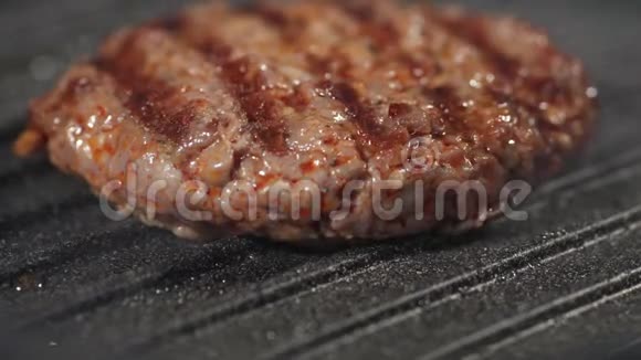 烤牛肉排用烤架烤两面烤肉视频的预览图