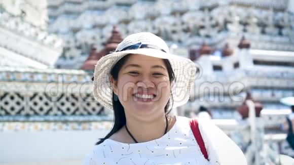 喜欢在华特阿伦旅游的亚洲女士泰国对着镜头微笑视频的预览图