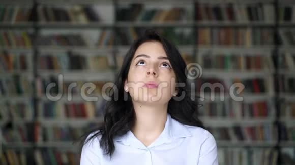 图书馆书架背景上女孩的特写照片视频的预览图