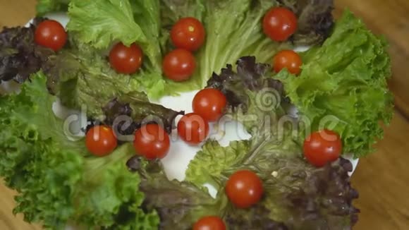 辣椒片倒在一盘西红柿和生菜里视频的预览图
