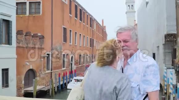 年长夫妇亲吻户外视频的预览图