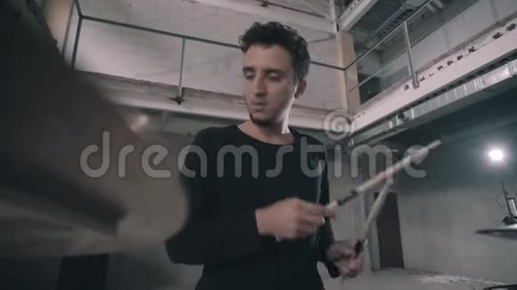 当鼓手扮演他的角色时摄像机绕着鼓手移动动态相机视频的预览图