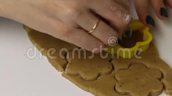 女人正在准备姜饼在擀好的面团里她用模子捏饼干的空白视频的预览图