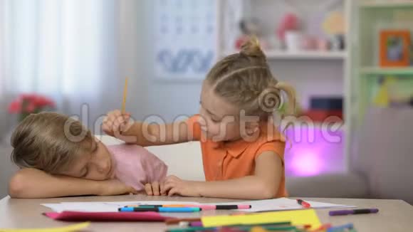 玩女孩子画睡兄弟脸家庭笑话愚人节视频的预览图