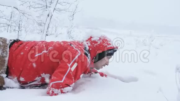 精疲力竭的流浪男子在雪地里爬行视频的预览图