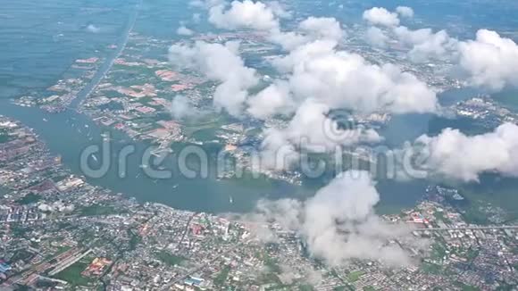 4曼谷市区潮法拉河的鸟瞰图视频的预览图