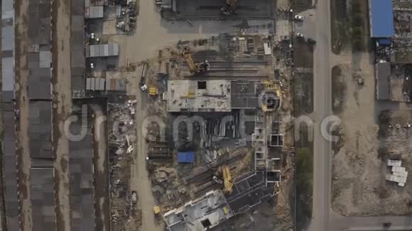 在新土地上的一个住宅区的一个大型建筑工地周围飞行视频的预览图