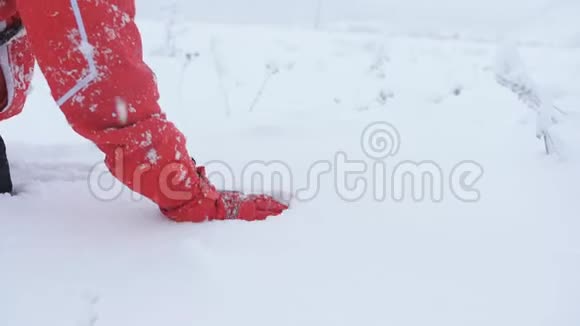 一个疲惫的旅行者或登山者正试图从雪山下出来一个人在雪地里爬行视频的预览图