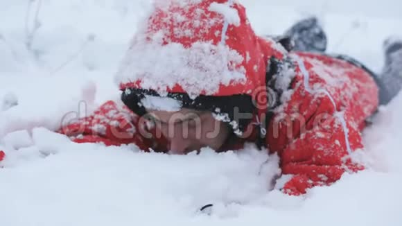精疲力竭的流浪男子在雪地里爬行视频的预览图