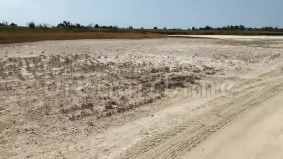 沙中的胎痕道路上的汽车轨道视频的预览图