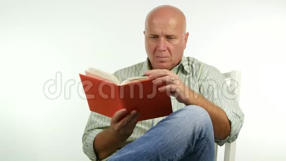 忙碌的商人坐在椅子上轻松地阅读一本小说视频的预览图