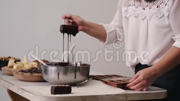 一个糖果师正在融化的巧克力里蘸一种甜味视频的预览图