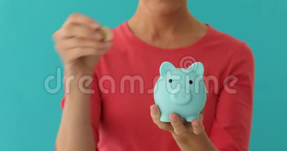 积极的女性把硬币放在储蓄罐里计划预算财政储蓄视频的预览图
