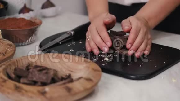 女人手里拿着切好的黑巧克力视频的预览图