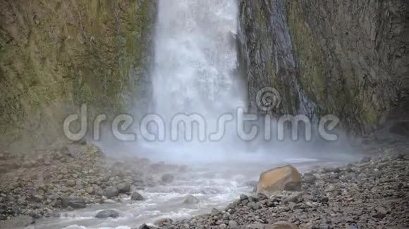 在岩石山区的一个大瀑布的特写从很大的高度缓慢地下降水缺水视频的预览图