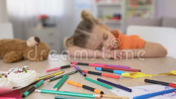 精疲力竭的学龄前儿童睡桌无聊的班级小学教育视频的预览图
