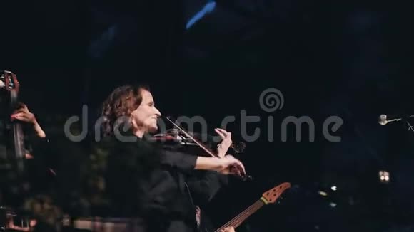活泼开朗的女孩小提琴手在舞台上演奏酷又专业的音乐家视频的预览图