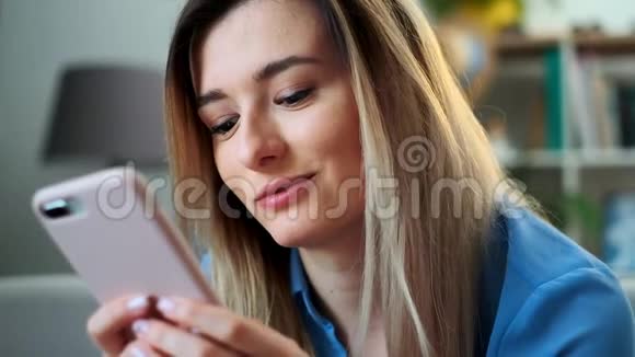 用手机上网在家保持联系享受现代生活方式为女孩特写肖像视频的预览图