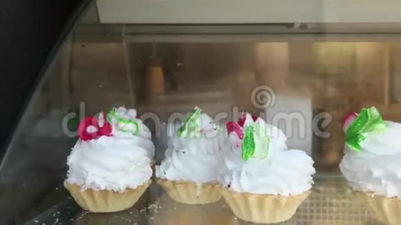肉桂以超慢动作洒在香草蛋糕上拍摄4K视频的预览图