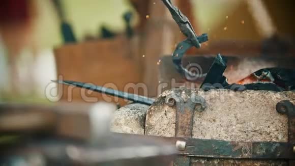 铁匠在他的车间里用马蹄铁工作加热细节视频的预览图